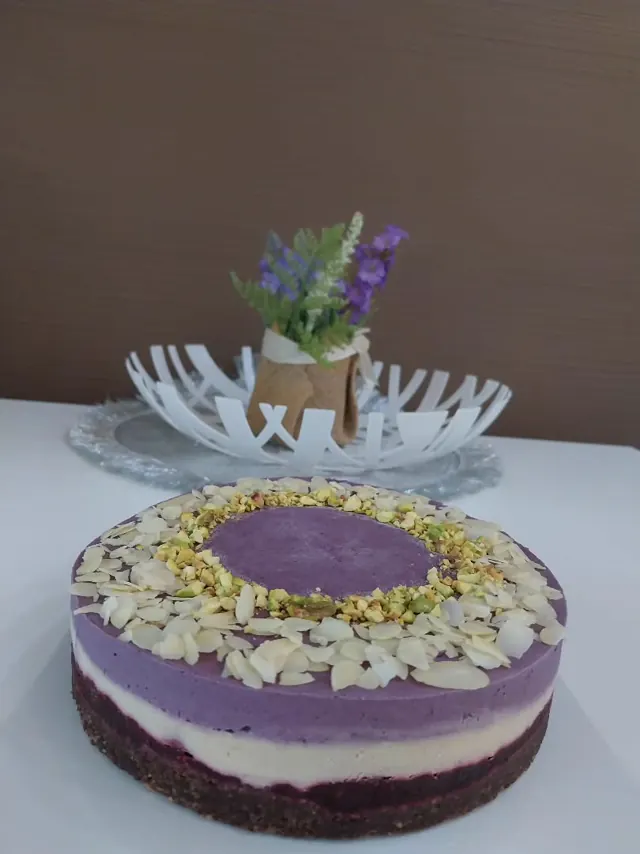Raw torta sa borovnicom, malinom i vanilom