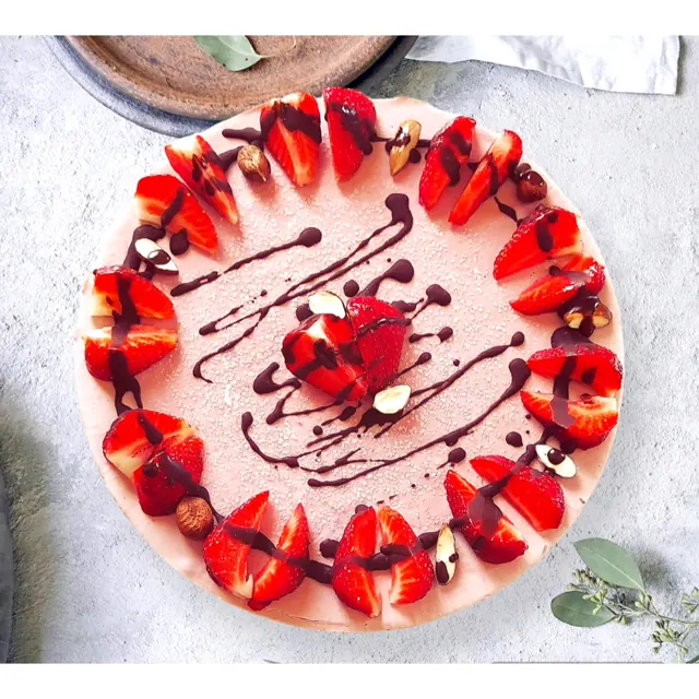 Čokoladna raw torta sa jagodama
