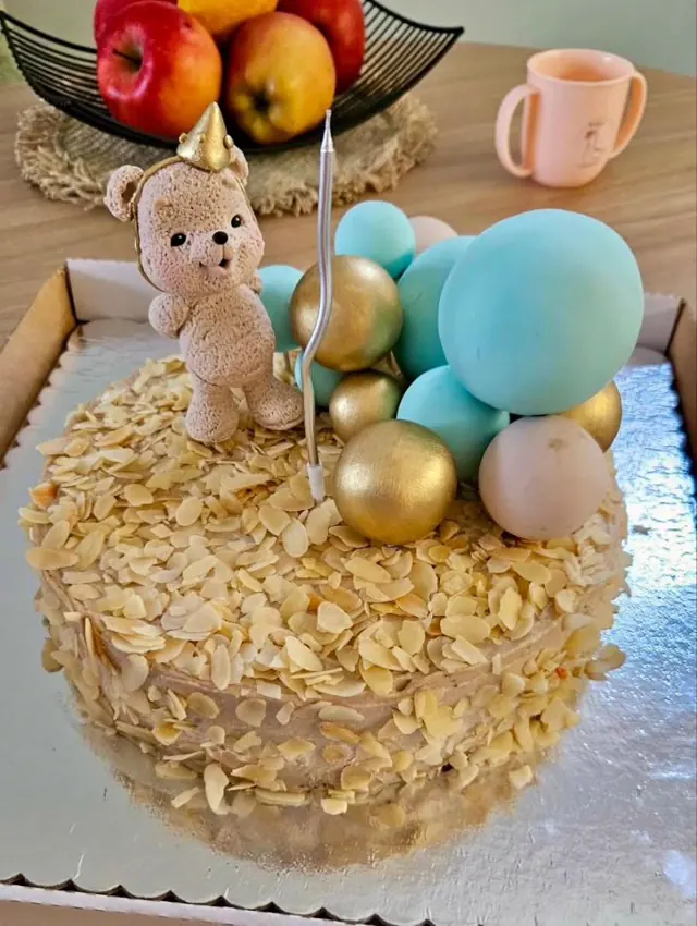 Dečja rođendanska raw torta sa medom i balonima