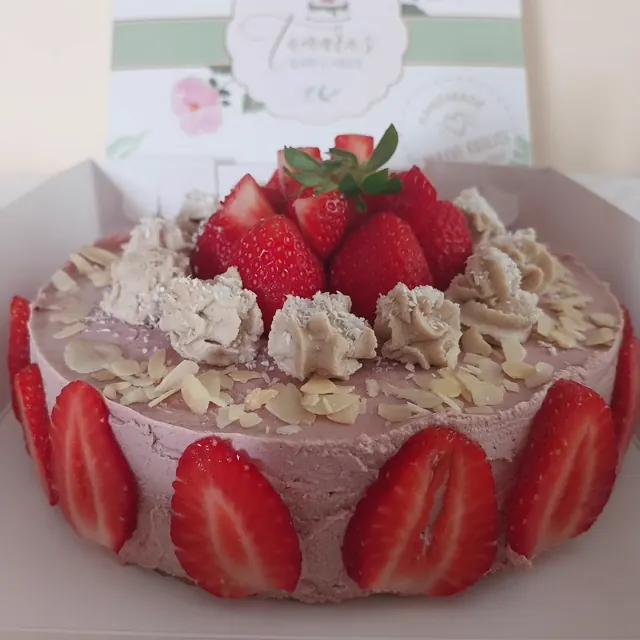 Raw torta sa jagodama po uzoru na francuski Fraisier