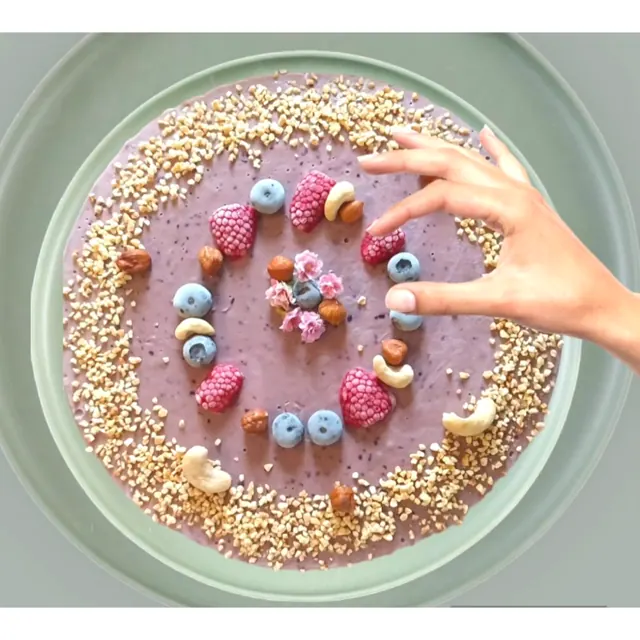 Voćna raw torta sa malinama i borovnicama