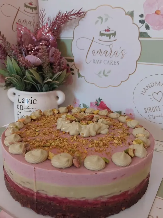 Raw torta malina i pistać sa slojem maline i kremom od pistaća