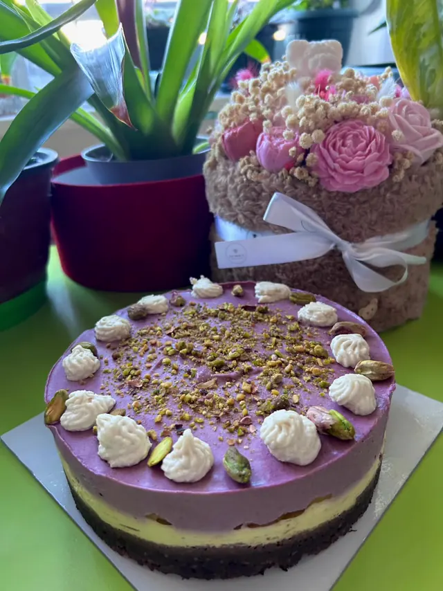 Voćna raw torta sa mangom, breskvom i bobičastim voćem