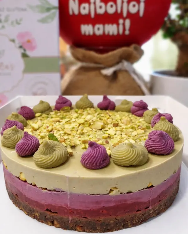 Pistać malina raw torta spremljena kao poklon