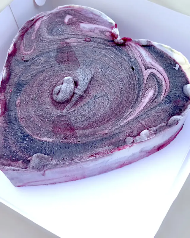 Sladoled torta sa crnom ribizlom u obliku srca