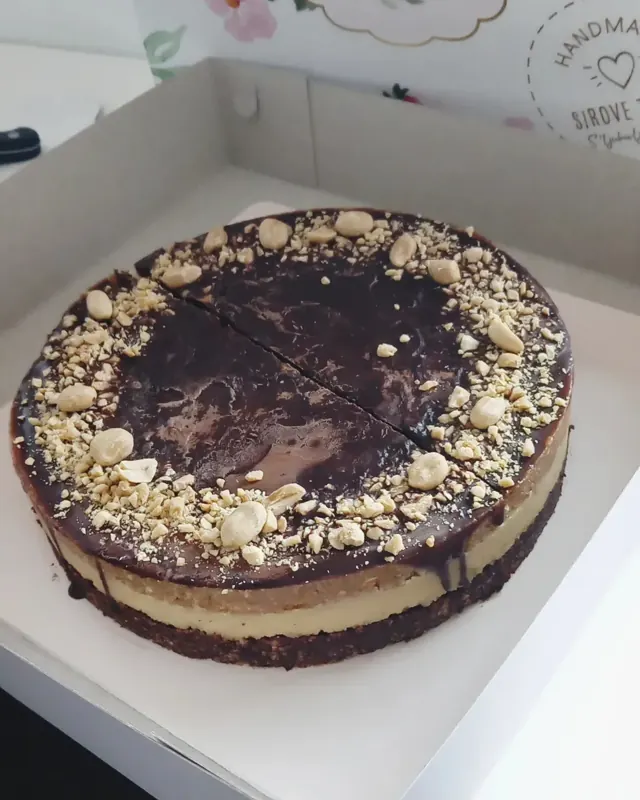 Snikers raw torta sa kikirikijem, nugatom i karamelom