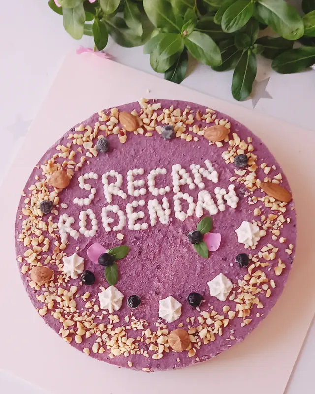 Rođendanska raw torta sa natpisom Srećan rođendan