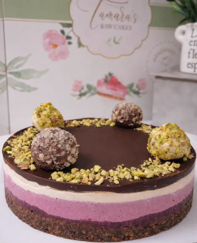 Četvoroslojna raw torta sa šumskim voćem, vanilom i čokoladnim ganašom