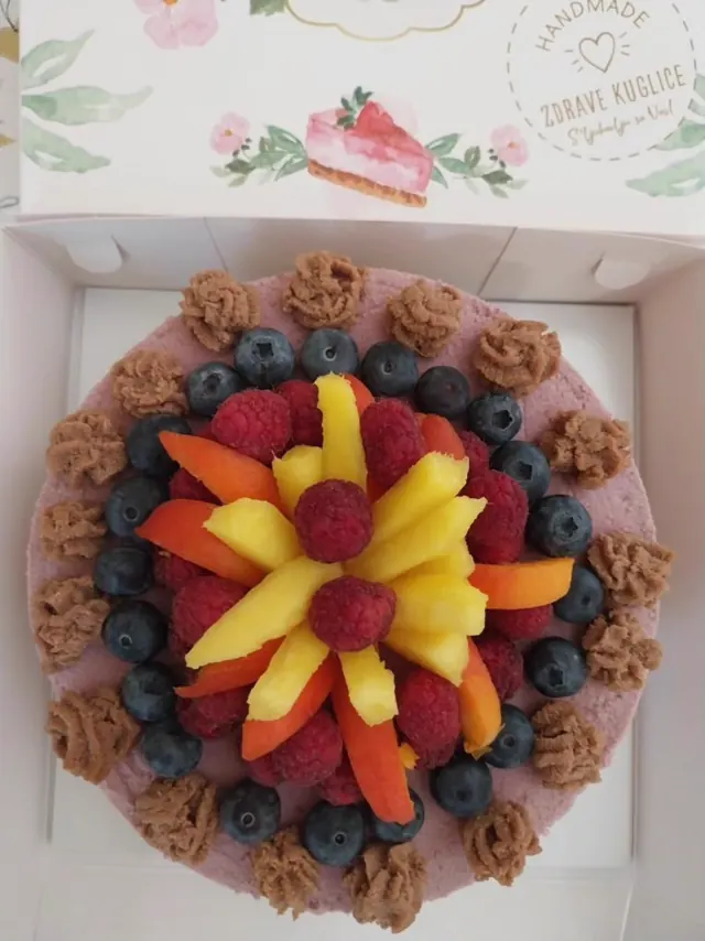 Raw torta bez orašastih plodova i mleka, sa malinama, mangom i borovnicama