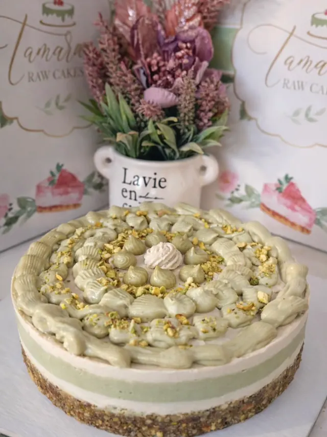 Zebra raw torta sa slojevima vanile i pistaća